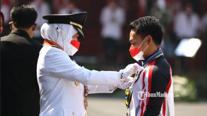 Peraih Medali Perak Olimpiade Tokyo 2020 Eko Yuli Irawan Dianugerahi Jer Basuki Mawa Beya Emas