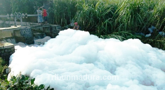 Fenomena Gunung Busa Setinggi 5 Meter di Sungai Pranggang Hebohkan Warga Jombang