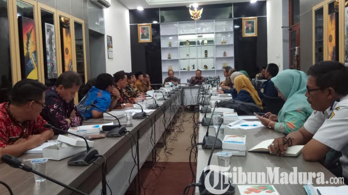 hearing-dprd-gresik-bersama-fakultas-vokasi-unair.jpg