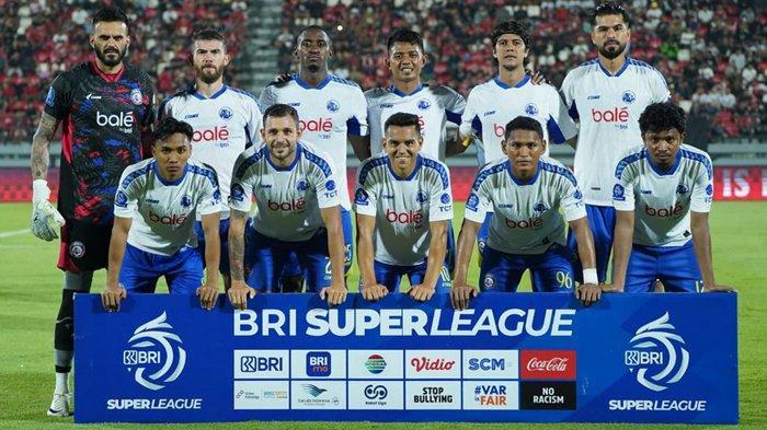 ilustrasi-Pemain-Arema-FC-berfoto-sebelum-lawan-Bali-United-pada-pekan-15-Super-League-20252026-1.jpg