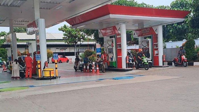 ilustrasi-SPBU-Warga-mengantre-mengisi-bahan-bakar-di-SPBU-Sleko-Tuban-ilustrasi-bbm.jpg