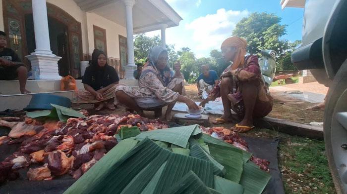 ilustrasi-daging-kurban-Warga-Desa-Juruan-Daya-Sumenep-menimbang-daging-kurban-sebelum-dibagikan.jpg