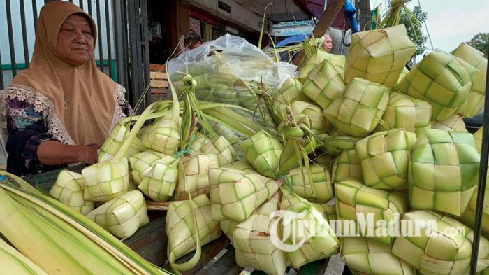 ilustrasi-ketupat-Pedagang-janur-ketupat-menggelar-dagangannya-di-Pasar-Kebalen-malang1.jpg