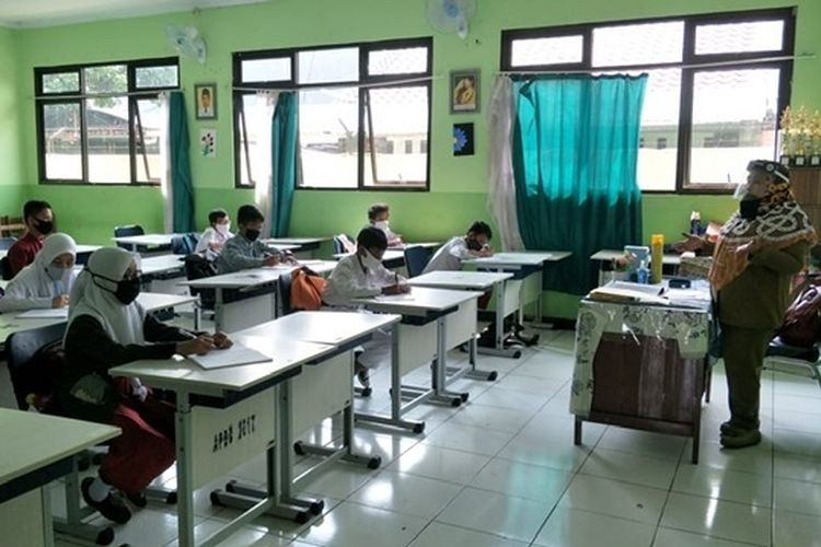 ilustrasi-simulasi-sekolah-belajar-tatap-muka-di-smpn-02-bekasi-senin-382020.jpg