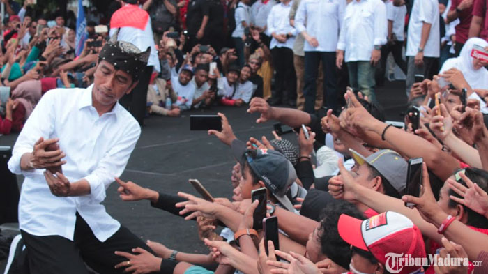 Meski Diwarnai Gerimis, Kampanye Akbar Jokowi di Banyuwangi Tak Surutkan Semangat Pendukungnya