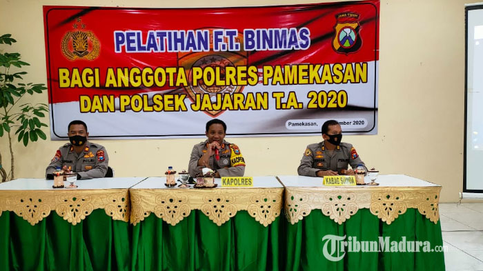 kapolres-pamekasan-akbp-apip-ginanjar-saat-memberikan-pengarahan-kepada-sejumlah-bhabinkamtibmas.jpg
