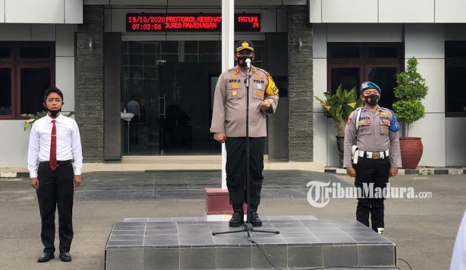 kapolres-pamekasan-akbp-apip-ginanjar-saat-memimpin-apel-pagi-di-halaman-mapolres-pamekasan.jpg
