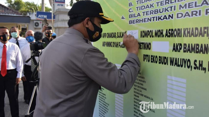 kapolres-pamekasan-akbp-apip-ginanjar-saat-menandatangi-deklarasi-anti-narkoba.jpg