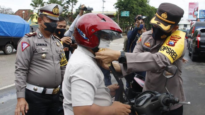 Operasi Zebra 2021, Kaapolres Sumenep Bagikan Helm dan Masker Pada Pengendara
