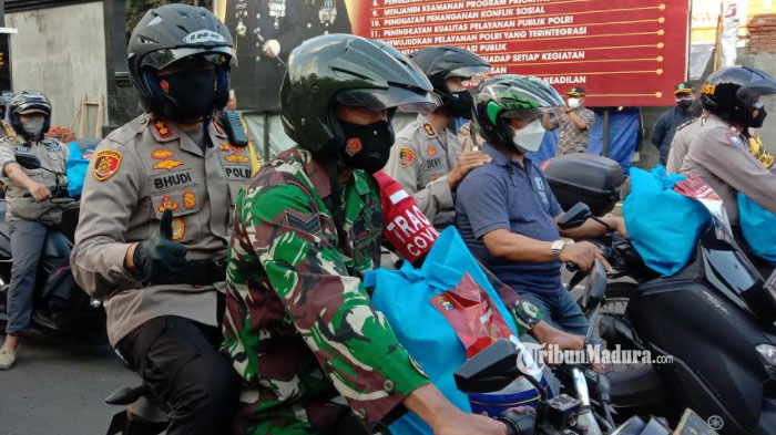 kapolresta-malang-kota-akbp-budi-hermanto-membagikan-paket-bansos.jpg