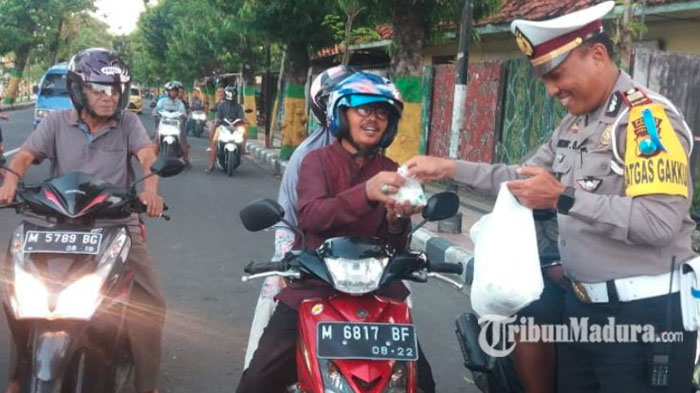 kasatlantas-polres-pamekasan-akp-didik-sugiarto-saat-memberikan-takjil.jpg