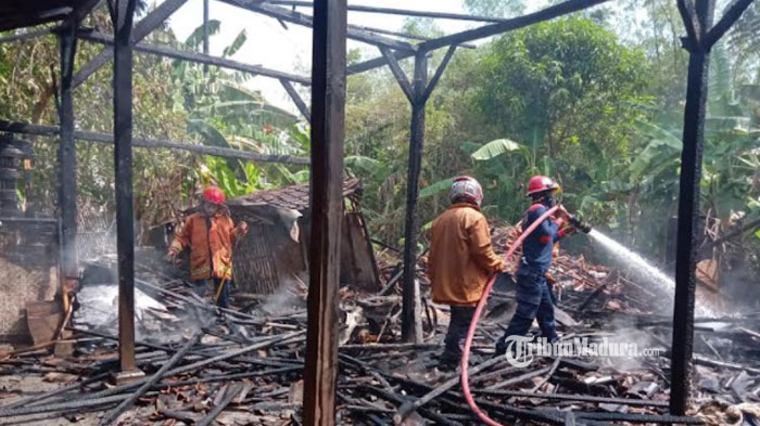 Terbuat dari Kayu, Rumah Mbah Kasim Ludes Terbakar Akibat Korsleting Listrik, Sisakan Puing-Puing