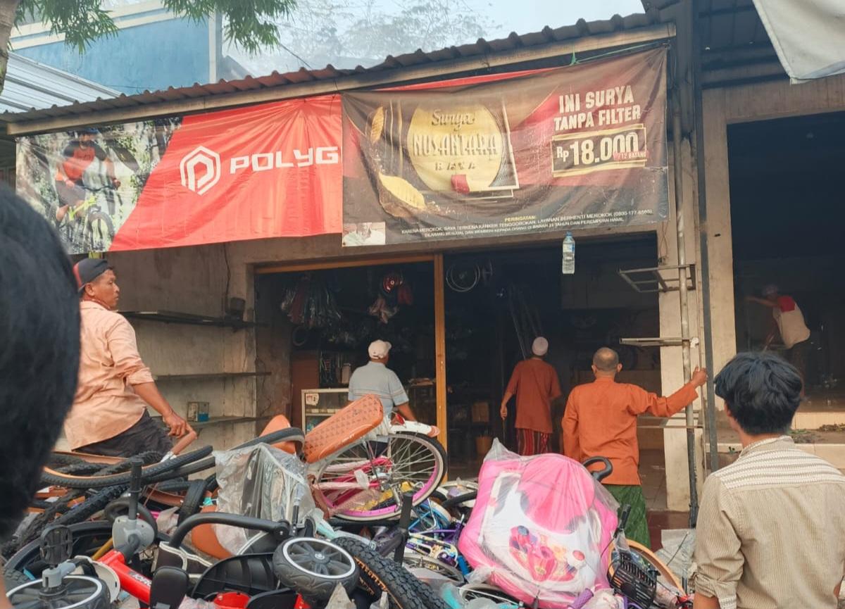 kebakaran-toko-onderdil-sepeda-di-sampang.jpg