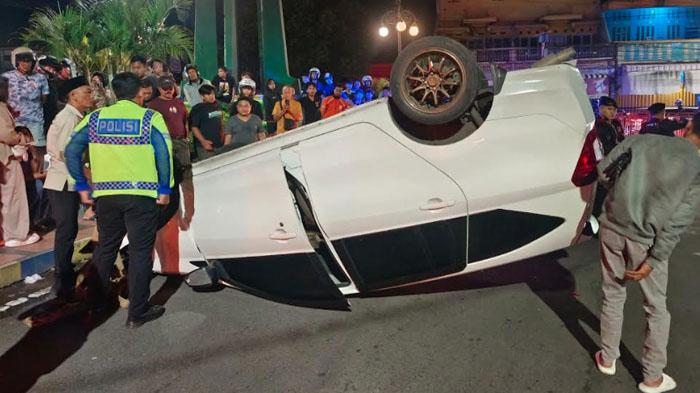 kecelakaan-di-Jember-mobil-Daihatsu-Sigra-terbalik-di-tengah-jalan-jember-malam-hari.jpg