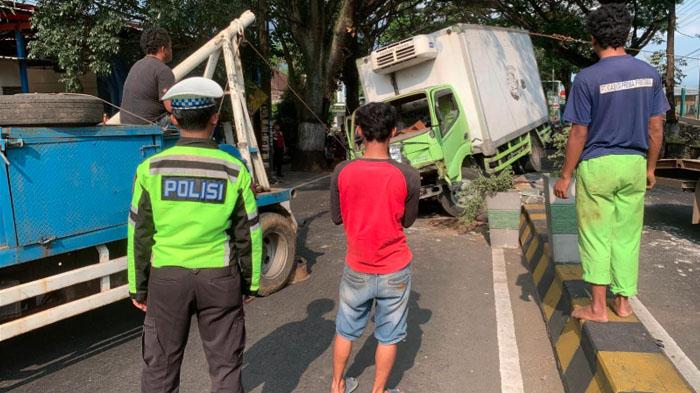 kecelakaan-di-Kota-Batu-truk-boks-menabrak-median-jalan-di-Jalan-Ir-Soekarno-Kota-Batu.jpg