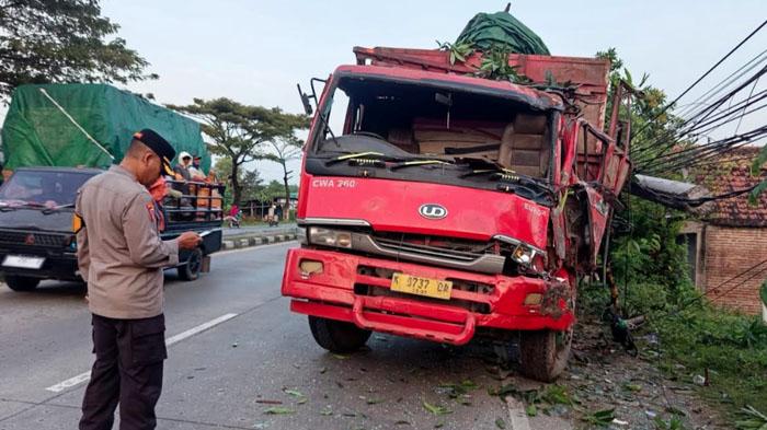 kecelakaan-di-Lamongan-truk-tronton-menabrak-tiang-listrik-hingga-menyebabkan-aliran-listrik-padam.jpg