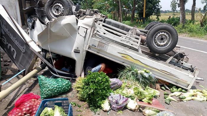 Pikap Muat Sayur Terbalik Usai Terlibat Kecelakaan dengan Motor di Jombang, 2 Orang Terluka