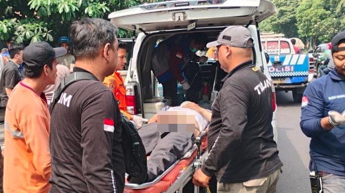 kecelakaan-di-surabaya-truk-tabrakmobil-Mitsubishi-Xpander-hingga-sasak-pagar.jpg
