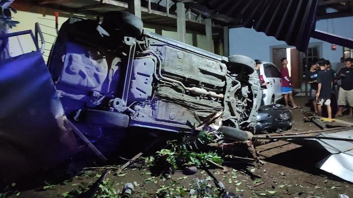 kecelakaan-di-trenggalek-Mobil-menabrak-teras-rumah-warga-Desa-Ngetal.jpg