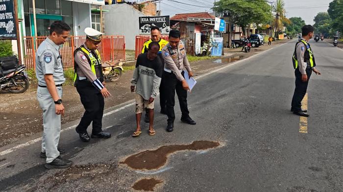 kecelakaan-maut-di-Kediri-truk-tabrak-motor-dan-becak-motor-mengakibatkan-tiga-orang-tewas.jpg