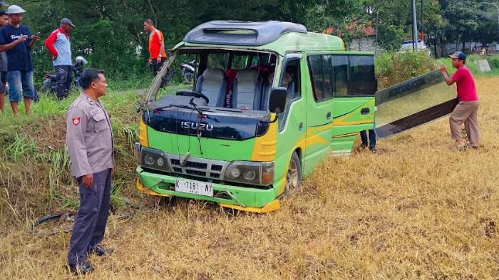Kecelakaan Maut di Tuban, Mobil Elf Rombongan Takziah Terperosok ke Persawahan, 1 Tewas
