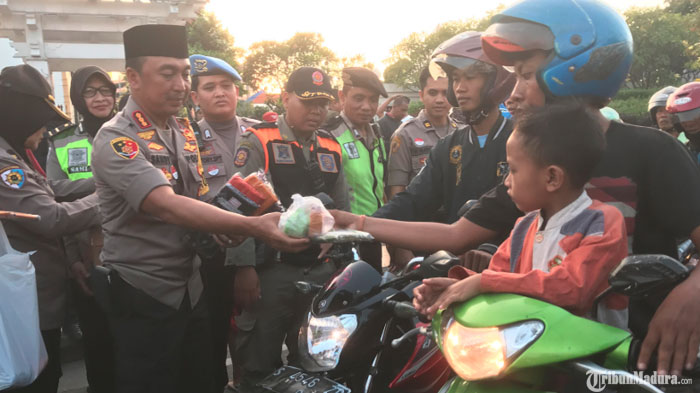 kombes-pol-sandi-nugroho-bagi-bagi-takjil.jpg