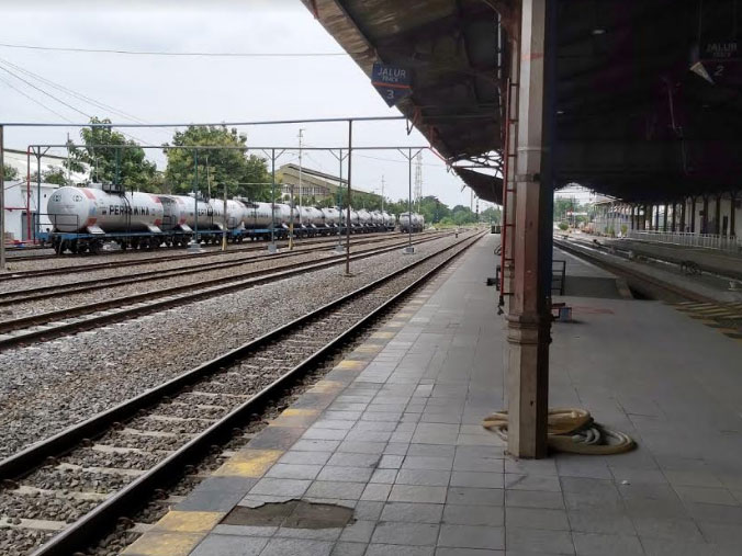 kondisi-salah-stasiun-di-wiliyah-pt-kai-daop-7-madiun-yang-sepi-penumpang.jpg