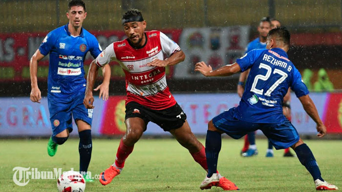 laga-madura-united-vspersiraja-banda-aceh1.jpg