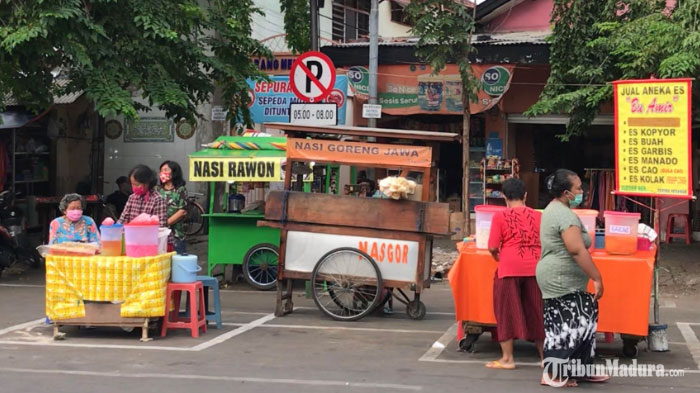 Pedagang Takjil di Surabaya Terapkan Physical Distancing, Lapak Diatur Sesuai Garis Berpola Zig-Zag