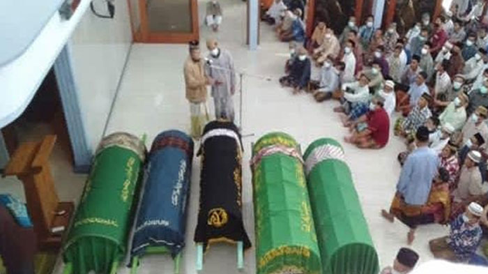 Lima Warga 1 Kecamatan di Lamongan Meninggal Bersamaan, Jenazah Disalati dan Dimakamkan Bersama