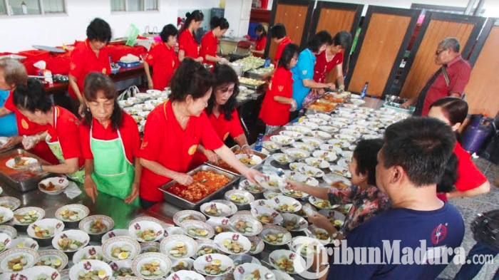 Demi Hoki, Jemaat Rela Antre Untuk Bisa Menyantap Lontong Cap Gomeh