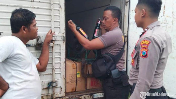 menurunkan-puluhan-dos-isi-ratusan-botol-miras.jpg