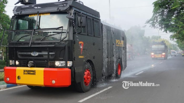 mobil-armoured-water-canon-menyemprotkan-disinfektan.jpg
