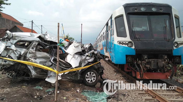 Mobil yang Dikendarai Hancur Dihantam Kereta Api, Pengemudi Masih Hidup Meski Luka Parah
