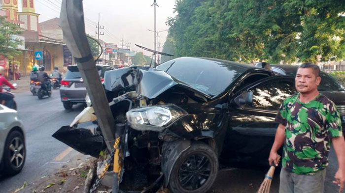 Dikendarai Remaja 17 Tahun, Mobil Datsun Go Melaju Kencang Lalu Hantam Tiang PJU di Sidoarjo
