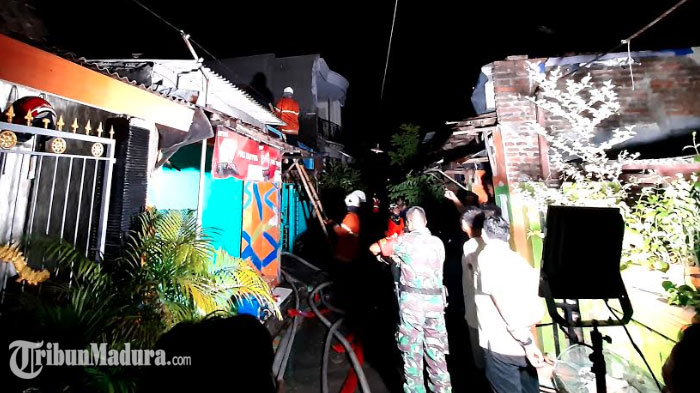 obyek-rumah-yang-terbakar-di-jalan-putat-jaya-c-timur-iv-nomor-32-surabaya.jpg