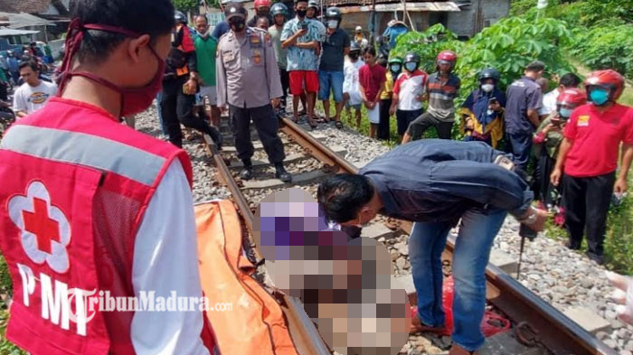 Klakson Tak Digubris, Wanita ini Malah Jongkok di Tengah Rel Saat Kereta Api Hendak Melintas