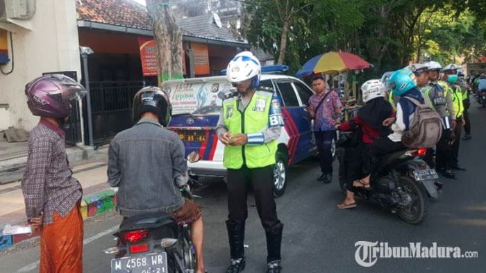 operasi-zebra-semeru-2019-di-depan-kantor-polres-pamekasan.jpg