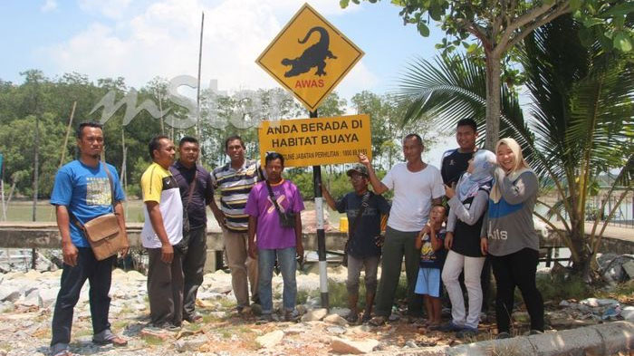 papan-peringatan-kawasan-buaya-di-sungai-kesang-malaysia.jpg