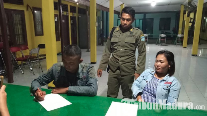 Sejoli ini Lagi Asyik Berbuat Mesum di Alun-alun Lamongan, Satpol PP Datang dan Inilah yang Terjadi