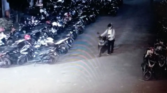 pelaku-tengah-menuntun-motor-curian-keluar-dari-pabrik-pengolahan-kayu-pt-mandiri-jaya-successindo.jpg