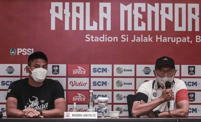 pelatih-dan-kapten-madura-united-saat-jumpa-pers-jelang-laga-hadapi-ps-sleman.jpg