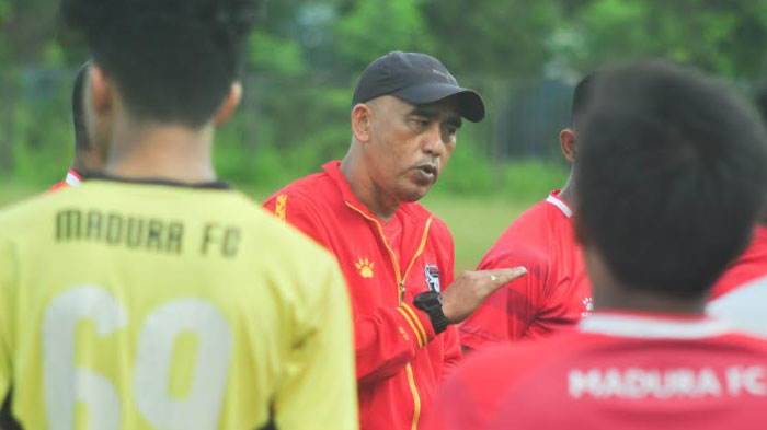 pelatih-madura-fc-salahuddin-saat-memberikan-arahan1.jpg