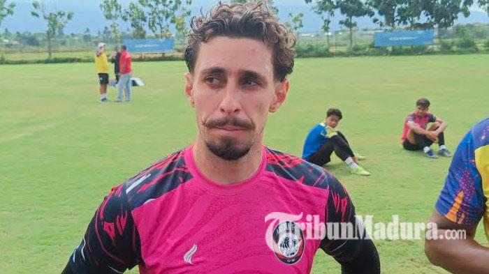 pemain-arema-fc-Gustavo-Franca-saat-ditemui-di-sela-sela-latihan-tim-2026.jpg