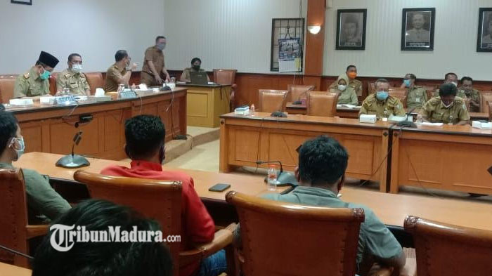pemkab-sampang-rapat-pilkades-kabupaten-sampang-madura-senin-562021.jpg