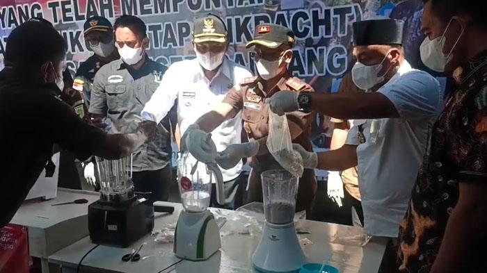 pemusnahan-barang-bukti-ratusan-gram-sabu-Kejaksaan-Negeri-Sampang-Madura.jpg