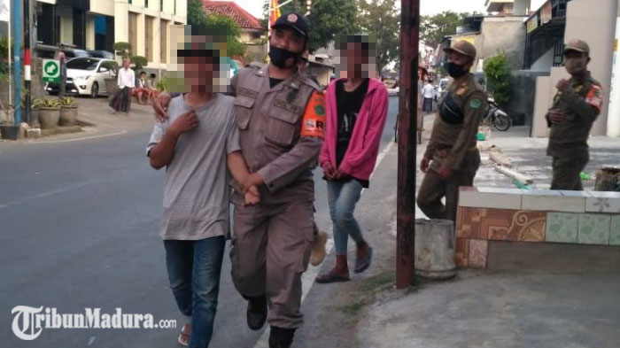 Gelar Patroli Rutin, Satpol PP Pamekasan Amankan Pengamen yang Beroperasi di Lampu Merah