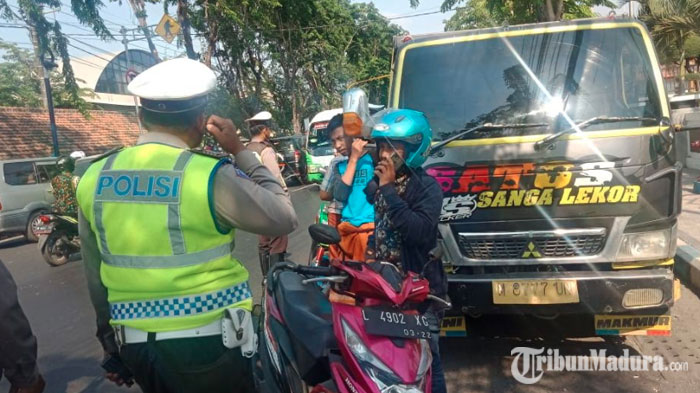 pengendara-roda-dua-saat-ditindak-tilang.jpg