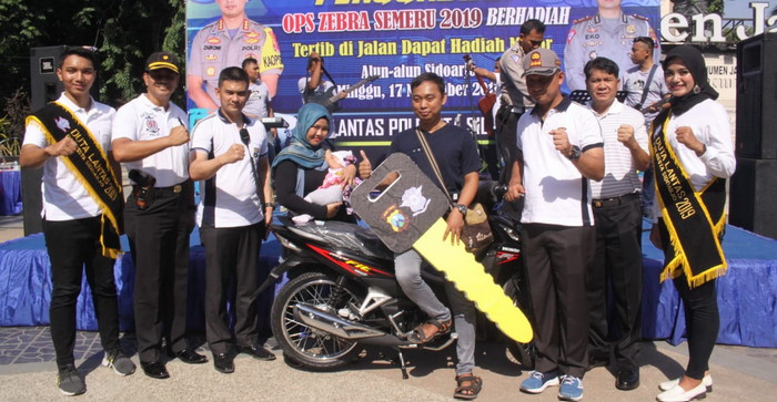 pengendara-tertib-terima-hadiah-motor-dari-polresta-sidoarjo.jpg