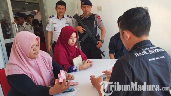 penukaran-uang-baru-di-terminal-purabaya-kerjasama-dinas-perhubungan-surabaya-dan-bi.jpg
